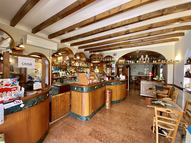 Il bancone storico del bar dell'Osteria La Grotta dal 1918