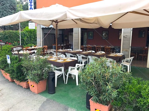 Il dehors dell'Osteria La Grotta dal 1918