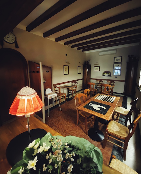 La sala osteria dell'Osteria La Grotta dal 1918 a Mongardino
