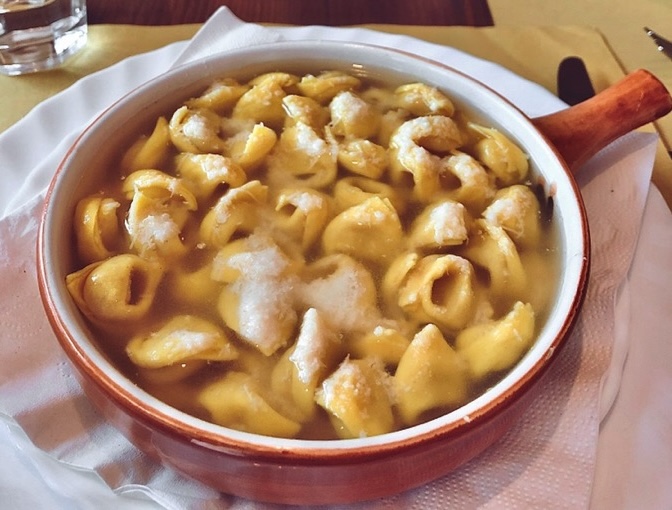 Tortellini in brodo dell'Osteria La Grotta dal 1918