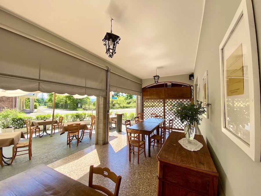 La veranda dell'Osteria La Grotta dal 1918